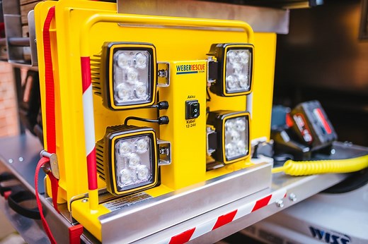 Unser Rescuelight ist die perfekte Akku-Beleuchtung zur punktgenauen Ausleuchtung der Einsatzstelle. Mit den vier individuell kipp- und neigbaren LED-Scheinwerfern, einer Leuchtdauer von 35-40 Minuten bei Einsatz unserer 28 V Akkus sowie einer Aufnahme für Standard-Stative und dem praktischen Tragerahmen seid ihr perfekt für Einsätze in der Dunkelheit gerüstet 💡🚒 | WEBER RESCUE SYSTEMS