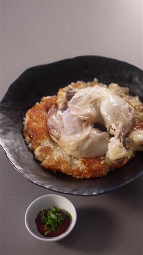 Today’s dinner: Steamed Chicken with Glutinous Rice (누룽지 닭백숙 Nurungji Dak Baek-suk) In Korea, it’s really common to eat dishes like dakbaeksuk or samgyetang right in the middle of summer. it’s supposed to help restore your energy during the hottest days. Melbourne’s been going through some intense heat lately, sometimes over 40°C, so I decided to make dakbaeksuk. But cooking a whole chicken at home can be a lot. The cleaning, handling raw poultry, then scrubbing down the kitchen afterward, it al