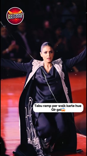 Tabu ramp walk karte hue Gir gai 😱 - Bollywood News - BOLLYWOOD BOLLYWOOD