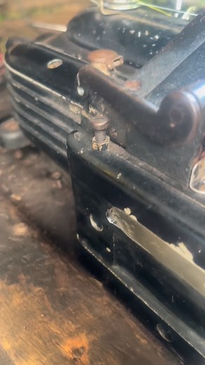 Mesin Singer 246-4 — salah satu model industrial jadul yang dicari. Spesial benang 2, detailnya masih asli dan berkarakter. #sewingmachine #antique #usa | Sengar Jaya