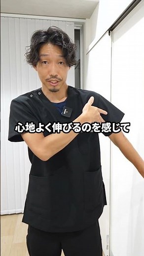 【五十肩】後ろに手が回らない人へ！無理に引っ張らない安全なストレッチ#五十肩 #肩の痛み #shorts #セルフケア
