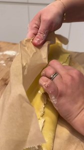 Ich finde ja , Apfelstrudel mit Mürbeteig, ist der allerbeste 😉 heute verrate ich euch ein Familienrezept. Eigentlich ist das Rezept von meiner Tante. Zutaten Teig: 250g Mehl 100 g weiche Butter 100 g Zucker 1 Ei Halbes Brieflein Backpulver Zitronenschale Alle Zutaten zu einem Teig verarbeiten , in Klarsichtfolie wickeln und für mindestens eine Stunde in den Kühlschrank geben. Zutaten Füllung : 5 Äpfel 2-3 Esslöffel Zucker 1 Teelöffel Zimt 2 Esslöffel Rosinen Zitronensaft Zitronenschale Die Äpf