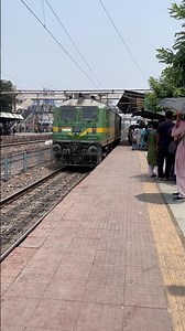 WAP4-Engin Passing by DumDum Station 🚉