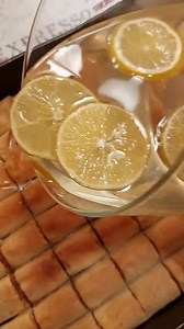 188K views · 993 reactions | Moskva šnit x 2 Moskva šnit, Aleksina voćna i Šmitica su tri najtraženije voćne torte, kad krene lepo vreme i kad se traže laganije, sočne, osvežavajuće torte. Dekoracija sa jagodicama je uvek aktuelna, što mi je drago, jer je svedena, a efektna i mnogo volim da je radim. Lep vikend vam želim dragi moji! #moskvasnittorta #moskvasnit #bezglutena #glutenfree | Tanjini kolači | Facebook