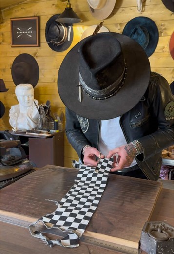 “RACING LOCOMOTIVE” Custom hat, handcrafted creation process.