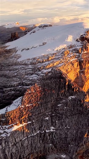 🇫🇷 | ​Une symphonie de couleurs au sommet des Andes. 🎨🏔️ ​La Sierra Nevada del Cocuy n'est pas seulement de la glace et de la roche. C'est une explosion de nuances : le turquoise des lagunes glaciaires, l'or des frailejones et le blanc pur des sommets enneigés sous le soleil des tropiques. ​C'est la Colombie dans sa forme la plus sauvage et la plus sublime. Laissez @colombie.travel guider vos rêves d'aventure. Avez-vous déjà vu quelque chose d'aussi imposant ? 👇❄️ ​ 🇬🇧 | ​A symphony of co