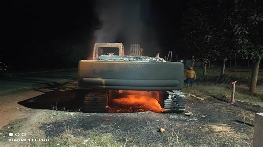 Jharkhand News: उग्रवादियों ने नेशनल हाईवे के निर्माण में लगी पोकलेन को फूंका, केंद्रीय मंत्री नितिन गडकरी ने किया था शिलान्‍यास - Naxal burnt the Poklane machine of the road construction agency in Simdega