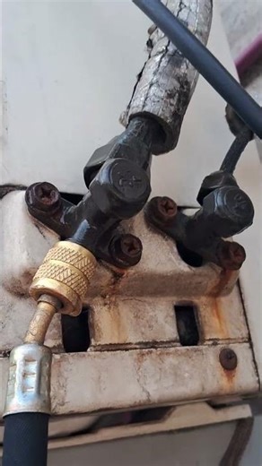 #r32 #hvac #airconditioner #airconditioning #technician #gas #filling #service #maintenance #repair