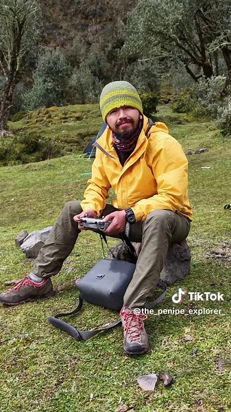 Nuestra oficina no tiene paredes, tiene cumbres. A veces nos recibe con neblina y frío, otras veces se abre el cielo y nos regala vistas que parecen irreales. Pero siempre nos recuerda lo mismo: la energía con la que subimos es la energía con la que la montaña nos responde. Explorar no es solo caminar, es una forma de vivir. Es aprender a escuchar al viento, a agradecer el silencio y a entender que El Altar no es solo un destino: es un maestro. Cada salida se convierte en un recordatorio de que 