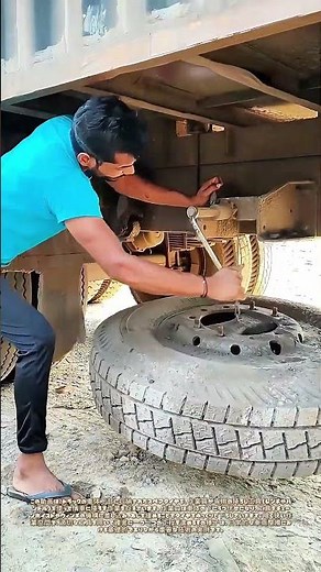 車体の下で探る解放：トラックのスペアタイヤ降ろしにみる確かな手順