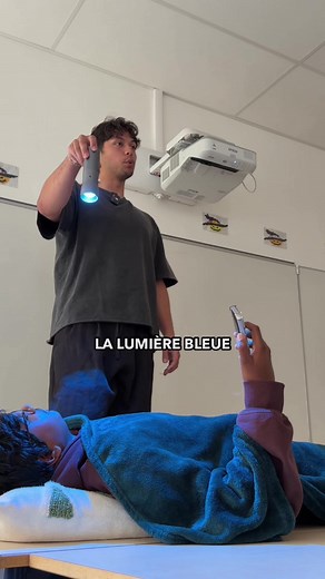Voici un extrait de cours sur les écrans, proposé dans le cadre de l’option développement personnel et bien être ! Lors de cet extrait, l’idée est de montrer ce qu’il se passe quand on utilise les écrans avant de dormir. Dans une période où les adolescents (et adultes) sont particulièrement fatigués, les écrans jouent un rôle majeur dans la qualité de notre sommeil #professeur #enseignant #ecole #sommeil #eleves