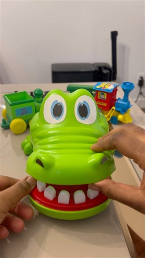 Alligator with Trains #toys #asmr #alligator #alligatortoy #asmrtoyunboxing