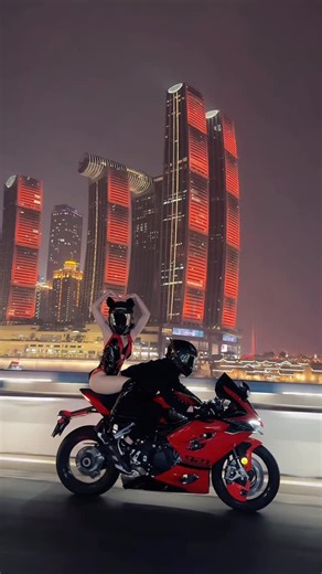 一顆蛋蛋🥚 Egg on Instagram: "我終於也拍上了重慶重機啦🏍️ 第一次被舉高高 清單完成✔️ 10 度的天氣 我只能說——我有撐住🥶✊ 原本開頭被拉得又細又長 我直接跟攝影師說： 「不用修，給我原檔就好🤣」 #重慶重機 #清單解鎖✔️ #我在重慶"