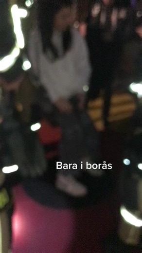 Kezin fastna i gungan bahahahah synd