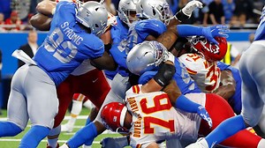 Chiefs score late, stay undefeated with 34-30 win over Lions