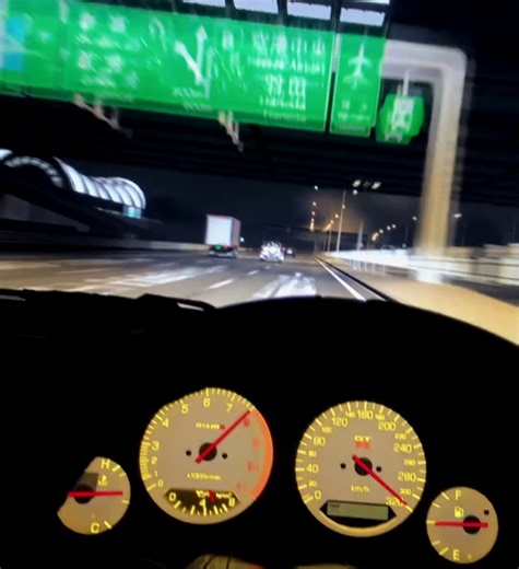Insane Nissan Skyline R34 - Top Speed over 300km/h in Tokyo | Racing Spec