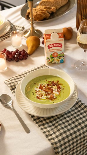 Potage brocoli, cheddar et chips de prosciutto ✨ Mon secret pour un potage ultra crémeux? La crème à cuisson 15% de Lactancia, qui apporte vraiment l’onctuosité qui change tout à ce potage! Recette complète : www.dashofhoney.ca Vous aurez besoin de : -Beurre -Poireaux -Brocoli -Ail -Bouillon poulet -Crème à cuisson 15% Lactancia -Proscuitto -Cheddar fort -Bébé épinards #soup #soupseason #collab #Lactantia | Dash of Honey