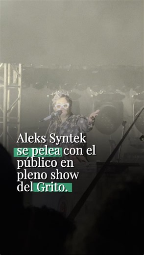 Aleks Syntek discute con el público en festejo del 15 de septiembre