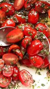 Crazy good Tomato Burrata Salad 😛 #summerrecipes #summerfood #salad #saladrecipe #saladsoftiktok By dontgobaconmyheart_ | Mediterranean Plan With Julia