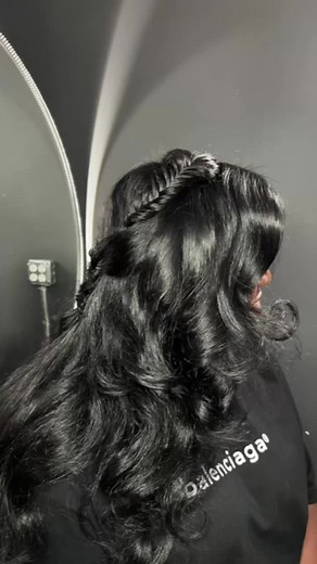 Let’s get in to this Cryotherapy | microlink install | fish tail braids reel. 🥰 I felt like being creative and of course another one of my girls was down with whatever lol. Cryotherapy is a COLD treatment tool used to lock in moisture / hydration. When I saw the tool I immediately thought of all the things I use as a source for hydration for my clients, and said why not pair the two 🧐. As we all know WATER is the number one source for hydration NOT OIL. Aloe is made up of 95% water. You can vi