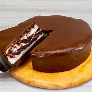 73K views · 864 reactions | Pişirmeden süper kremalı tatlı! Yoğunlaştırılmış süt yok, krem peynir yok! Malzemeler: çikolatalı gofret: 200 g Krema: yumurta: 5 adet pudra şekeri: 200 g jöle: 15 g su: 100 ml kakao: 20 g Sır: bitter çikolata: 100 g tereyağ: 20 g Içecek: buz: 70 g lime: 6 g ahududu: 40 g biberiye: 5 g limon suyu: 10 ml bal: 30 g Sprite: 130 ml | Cookrate - Turkey | Facebook