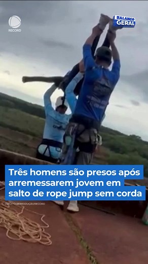Três homens investigados pela morte de uma jovem durante um salto de rope jump foram presos no interior de São Paulo. A vítima morreu após saltar de uma ponte sem estar presa à corda de segurança. Segundo as investigações, a equipe responsável pelo procedimento teria se esquecido de conectar o equipamento. Ao todo, seis pessoas chegaram a ser detidas, mas apenas três permanecem presas. De acordo com a polícia, parte dos envolvidos tentou fugir após o acidente, mas foi localizada com o apoio de u