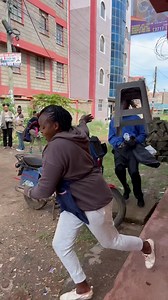 Mad man prank in hood 😂😂😂😂😂 #prank #foryou #omokanaparipesa Use my promo code “VIN” to get UPTO 18,000 Bonus on your first deposit | Vindee