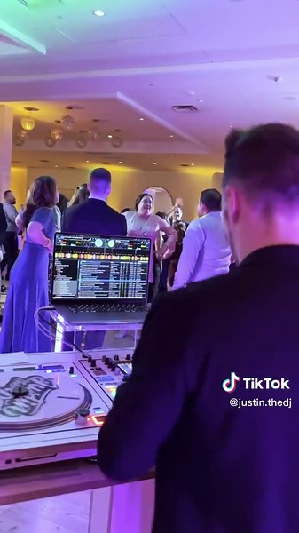 Best Way to Mix Two Songs Together | DJ Tips and Tricks