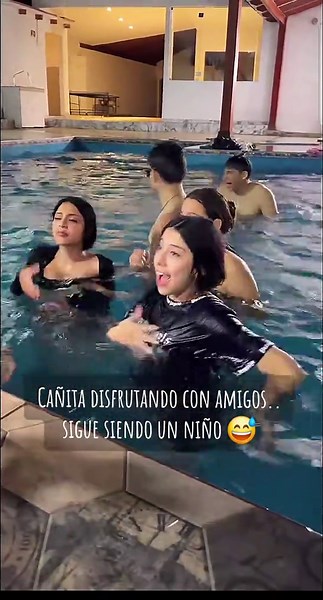 Cañita Disfrutando con Amigos en la Piscina