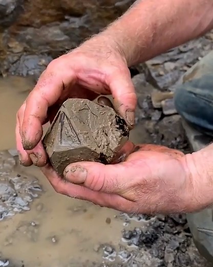 These guys find incredible, perfectly formed diamonds that have been hidden underground for millions of years 😮💎 | LADbible