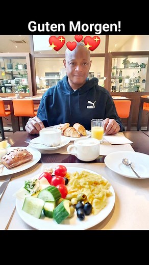 Breakfast in Austria is usually served between 7 am and 10 am! Lunch is between 12 pm and 2 pm. Many restaurants close between lunch and dinner service, which often starts from 6 pm and finishes around 11 pm 😳😂 A traditional Austrian breakfast includes varieties of rolls, bread, pastries, cold cuts of meat, cheese, butter, jam, coffee, tea and fruit juice. They have added some modern variations including yogurt, bacon, pancakes, smoothies, vegetables (peppers, cucumbers, tomatoes and pickles).