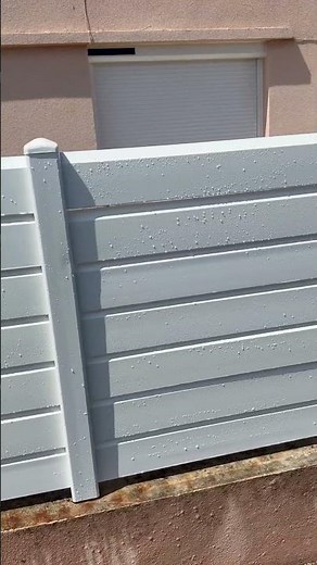 Pose d’une clôture en lame PVC persienne #clôture #cloture #artisan #construction