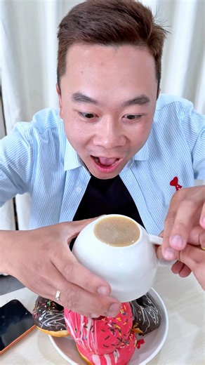 How to make the BEST MILK COFFEE for your friend🤣友達に最高のミルクコーヒーを淹れる方法🤣