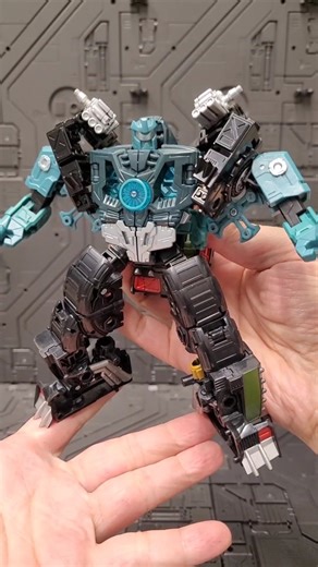 Quick Tutorial: Let's upgrade Micronus Prime's armor using Docklown (IYKYK). It's a pretty simple build, if I'm being honest. Borrows a lot from my previous Junkion MOCs. Just needed a way to incorporate the LD torso and was thrilled to find that handlebars were a perfect fit! #transformers #ageoftheprimes #hasbrotoypic #micronusprime | Bot Bender Orinj