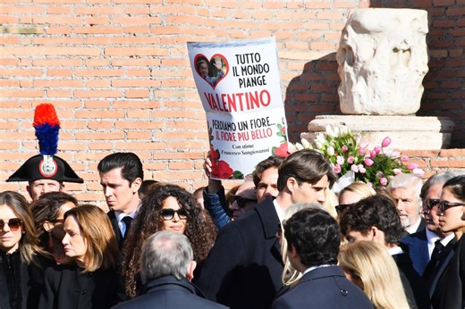 Sahranjen Valentino Garavani: Legendarni kreator ispraćen na večni počinak, na hiljade ljudi blokiralo ulice Rima