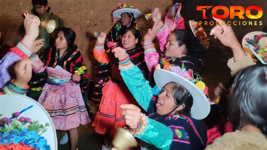 🎉 LA FIESTA EN HONOR A LA SANTÍSIMA VIRGEN INMACULADA CONCEPCIÓN – HUACHO CORAZÓN 💙 A pocos días de la gran celebración patronal, Huacho vibra de emoción, fe y alegría 🙏✨ Así se vive el tradicional rompecalle, con el contagiante ritmo de la Orquesta Súper Flamantes del Ande 🎶🔥 Los caporales y negritos llenan las calles de color, danza y devoción 💃🏾🕺🏾, mientras las damas huachanas, con gran emoción, disfrutan de la fiesta más esperada en honor a la Santísima Virgen Inmaculada Concepción 