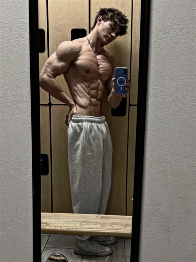 Jason Bjarnson | Swipe for chest day 💪😏 wearing @dfyne.official code “JASON” - Chest workout ⬇️ Pec deck 3X10 Incline smith machine press 3X10-12 (add... | Instagram