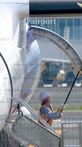 ANA Q400 cargo door close. ドアを下げるための棒がついているのは知らなかったです✨ 「Fairport on Youtube」では、どこでも、いつでも空港、飛行機を感じられる動画や写真を提供しています。 採用実績 テレビ・「沸騰ワード10」、「料理人ワタナベ」「ガイアの夜明け」、「家、ついて行ってイイですか?」、「ザ！世界仰天ニュース」 CM・＜ANA＞ 「青空に、会いに。」 映画・OVER DRIVE カレンダー・スターフライヤー 2024年カレンダー ネット配信番組・ときめき映画「OVER DRIVE」宣伝部 その他、航空会社ブランド動画、企業HPなど多数提供 運営者 : 五十嵐史彦 1980年1月10日生まれ 24歳で飛行機動画の撮影をスタート。日本全国、海外遠征を始め、得意の音楽と、飛行機動画を組み合わた、情緒ある作品作りを開始。 2007年、ローランド主催のビデオフェスティバルで部門グランプリを受賞。 以後、ビデオコンテスト入賞、博物館での上映会、4度のフォトコンテスト入賞など精力的に活動。 #aviations #aviationvideo #空港