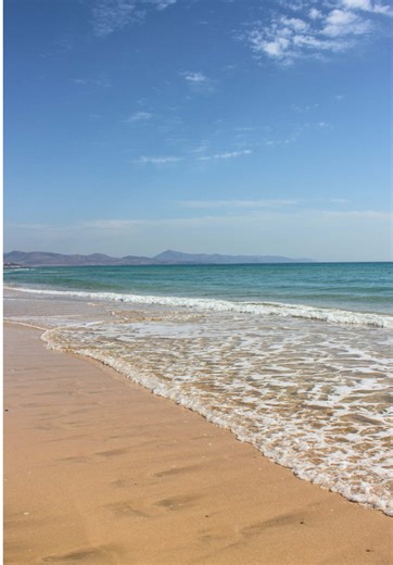 Sometimes the message is simple: less drama, less stress. In Fuerteventura, everything invites you to slow down and focus on what's important, without rushing and without too many plans. At R2 Hotels, that's how we see it: holidays your way, with that feeling of ‘at last’. 🌊✨ Are you coming for that reset? -- A veces la señal es simple: menos drama, menos estrés. En Fuerteventura todo invita a bajar el ritmo y quedarte con lo importante, sin prisas y sin demasiados planes. En R2 Hotels lo enten