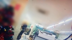 Panoorin: EXCLUSIVE! Chinese national na nakipagsagutan sa BI raiding team at nagname drop pa ng isang kongresista sa gitna ng raid ng BI, nabistong gumagamit ng genuine LTO Driver’s license na may pekeng Pilipinong pangalan! Ayon kay Asec Markus Lacanilao, Chief ng Land Transportation Office o LTO, di ito dumaan sa tamang proseso at mananagot ang mga tauhan ng isang LTO office sa Metro Manila na nagissue ng problemadong Driver’s license sa inarestong dayuhan ng BI. Courtesy: BI Fugitive Search