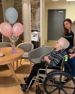 Le 94e anniversaire de Mme Paquette ne pouvait pas passer inaperçu ! 🥳💛 Notre équipe a tenu à lui offrir une belle surprise en ce jour si spécial : un gâteau, des chandelles, une chanson et surtout, une présence chaleureuse pour qu’elle se sente entourée et célébrée comme elle le mérite. 🎂✨ Chez Groupe Colibri, nous croyons que chaque petit geste peut illuminer une journée… et le sourire de Mme Paquette en dit long ! 💙 | Groupe Colibri
