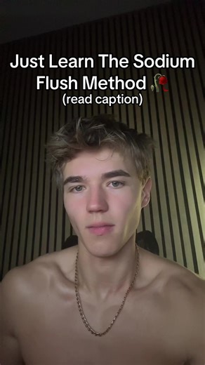 SODIUM FLUSH, EXPLAINED 🧂💧 If you feel puffier after drinking more water or cutting salt, your body isn’t “holding fat” — it’s holding water. A sodium flush works by fixing the hydration signal that tells your body whether to store or release fluid. ⸻ WHY SODIUM MATTERS Low sodium tells your body: • dehydration • stress • danger So it releases hormones that hold water under the skin. Correct sodium intake does the opposite — it tells your kidneys it’s safe to let water go. ⸻ HOW TO DO A SODIUM