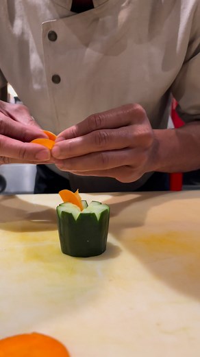 178K views · 1.8K reactions | เบสิคทำของตกแต่งจานอาหาร สวยงาม Basics of making beautiful food decorations #art #flowers #reelsvideoシ #skills วุฒิชัย โสดา | Aum Wudthichai Soda | Facebook