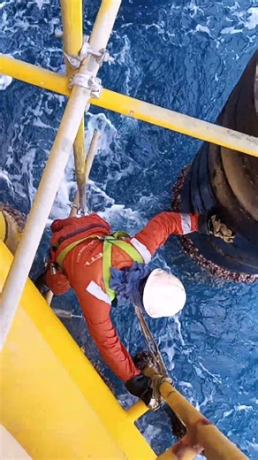 under hang scaffold erection top of Sea water