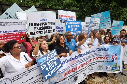 Personal de salud protesta frente al SNS por incentivos y mejoras laborales
