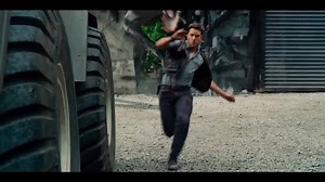 362K views · 4.2K reactions | Une bête s'est échappée! Voici la deuxième bande-annonce de Jurassic World! | Jurassic World | Facebook