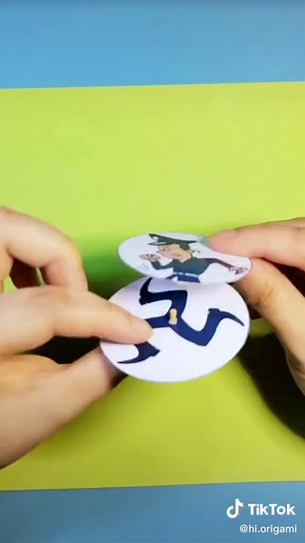 Paper Running Police - Be upright all your life, and enforce the law for the people! Uphold justice and keep your sleeves clean! #DIYDIY #Justice will not be absent #Creativehandmade #positiveenergy #police #theif #paper #crafts #origami #funny Salute to the People's Police