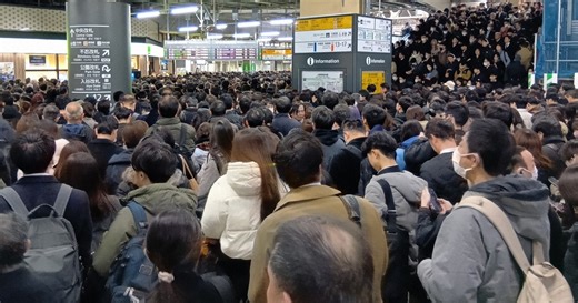 身動き取れず、途方に暮れ…　山手線など運転見合わせ、各地で混乱