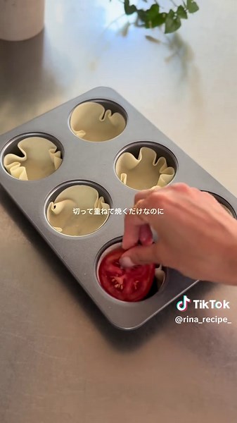 @rina_recipe⇦他の簡単やさしいレシピはこちらから🌿 最近暑すぎるので 火を使わないオーブンレシピ3品です✨ もちチーズなんてみんな大好きですよね🤍笑 ほとんど子どもたちに食べられました🥹 お野菜カップはマフィン型があればおしゃれなおつまみが簡単にできちゃいます🍸✨ おもてなし料理にもぴったり🫶🏻🍾 簡単なので是非作ってみてください☺️✨ 焼き時間✔︎ 200℃に予熱したオーブンで25〜30分焼く🥘 焼き時間はご家庭のオーブンに合わせて調整してください レシピはコメント欄です📝 感想や分からないことなど、何でもお気軽にコメントして下さい🥰 _______________________________________ @rina_recipe 体に優しく、簡単で美味しいレシピを発信しています🌿 ⁡💌InstagramではDMでの相談も受け付けています💭´- 毎日身体がだるい、便秘、貧血、腹痛、肌荒れに悩んでいる 元気になりたい、健康を取り戻したいけど何から始めたらいいかわからない 産後体重が戻らない こんなお悩みがある方は お気軽にDM、コメントにて