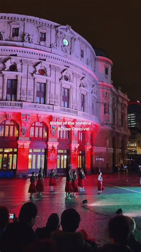 🎭✨ Bilbao says goodbye to Carnival! ✨ The final day brought the streets to life with traditional Basque dances — powerful, vibrant and full of history. 💃🕺 A beautiful way to celebrate our culture and close the festivities together. And to end it all, the symbolic Burial of the Sardine 🐟🔥 marked the farewell to Carnival — a theatrical and unique tradition that signals the end of the celebrations until next year. What a way to wrap up these unforgettable days in Bilbao. 📍Teatro Arriaga, @tea
